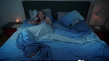 Sharing a bed with girlfriend ends with sex