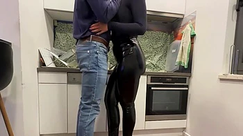 ejac sur mon legging en vinyl