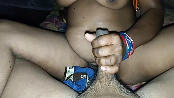 Pummelige Dorf-Bhabhi saugt Schwanz und fickt draußen