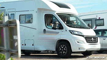 Ophélie, 27, HR-Milf verführt in Dessous