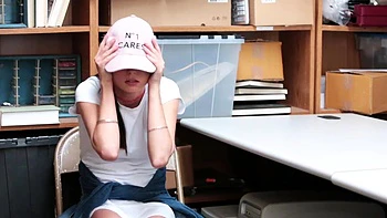 La teen Carolina cabalga y chupa como una experta