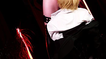 Brünette Babe reitet Schwanz hart