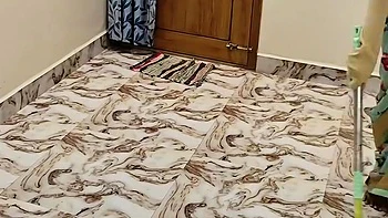 Empregada inocente fodida enquanto esposa cozinha