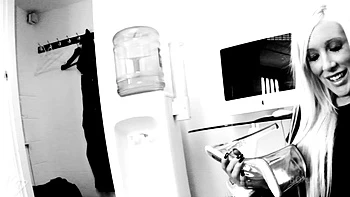 Câmera escondida flagra pornstar loira com peitos grandes