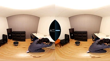 Японка дрочит и не отводит взгляд