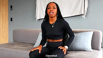 Latina ébène serrée baisée fort par grosse bite noire