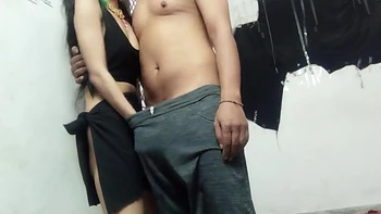 Десси брюнетка трахалась с хинди звуком