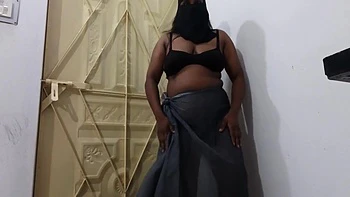 Fille Desi ronde danse avec gros seins et cul rebondi