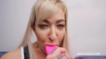 Lola Shine mit Piss-Szene, tiefem Analfick, DAP, Gaping und Cumshots