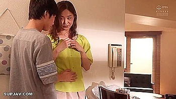 Amiga asiática del hijastro follada con creampie