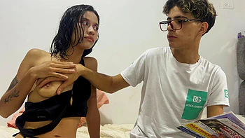 Застенчивый сводный брат учится жестко трахать латинку с большой грудью в зад