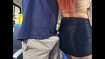 Brünette Brille-Schlampe wird im anal auf öffentlichem Verkehr durchgefickt