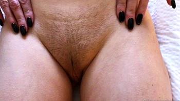 Брюнетка в чулках отсасывает и жестко ебётся