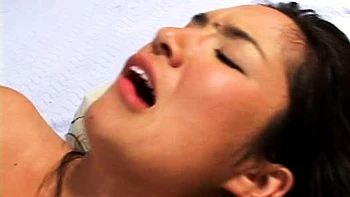 Zorra sexy se chupa una polla grande interracial en coche