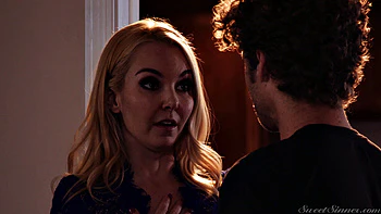 Blonde und Brünette nebenan ficken im Schlafzimmer