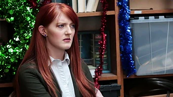 Rothaarige Krystal Orchid wird heftig vom Marcus im Büro gefickt