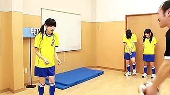 Chicas japonesas del fútbol folladas en grupo por árbitros