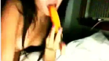 Salope asiatique se branle avec jouets en solo
