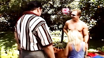 Heiße Ehefrau wird beim Cuckold mit Anal gefickt