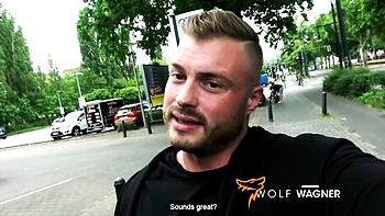 La perra milf alemana Priscilla hace felación POV en público