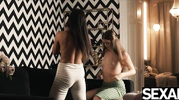 Olivia Sparkle leckt heiße Lesbenfotze und saugt Nippel