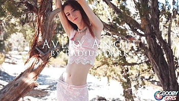 Transgirl Avery masturbiert dreckig ihren großen Schwanz