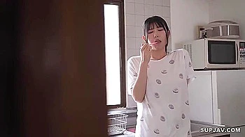 Brune japonaise teen 18 non censurée en train de baiser