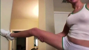 Blonde Allie reizt mit großen Titten beim Solo-Workout