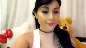 Latina amadora tirando a roupa e mostrando a bunda grande