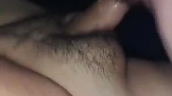 Cómo mi cuñada acaricia mi polla peluda