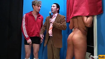 Gros seins baisés en levrette en gang hardcore