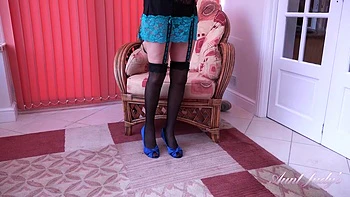 Tante Josie se masturbe en lingerie, bas et seins poilus