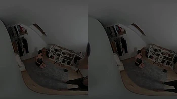 Morena se chupa y monta duro tras cámaras