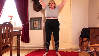 Кэтрин мастурбирует после тренировки — пышная MILF с большой попой