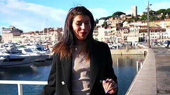 Luna se junta à professora milf e sua secretária no sexo lésbico