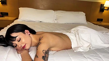 Geiler Masseur bringt Teen-Pussy zum Spritzen