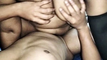 Bangladaise Angel Surovi Lata suce et baise un gros cock en 69