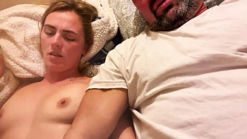 Zman baise la blonde adolescente avec doigté brutal sur sa chatte mouillée