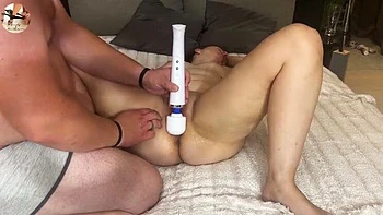 Jeune femme Lexi Toni éjacule fort avec vibro baguette magique