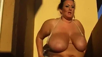 Gostosa BBW com peitos e bunda grande provocando