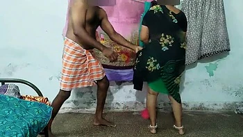 Мачеха убирается, ей поднимают юбку для анального траха - индийская тетя