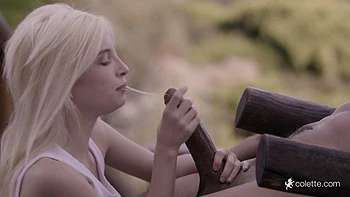 Piper la blonde suce une grosse queue