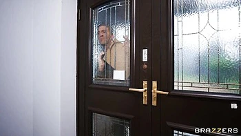 Alessandra Jane se fait baiser dur avec ses gros seins et cul