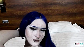 Smiling Malvina Masturbates in Pantyhose