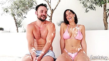 Milf latina chupando pau grande e gozando forte