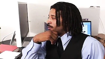 Brune tatouée baise un gros cock avec facial