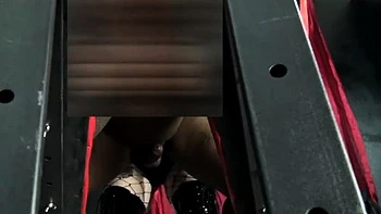 Condessa Nyx fode a bunda de uma pirralha negra