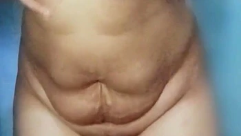 Fille indienne se masturbe seule dans la salle de bain