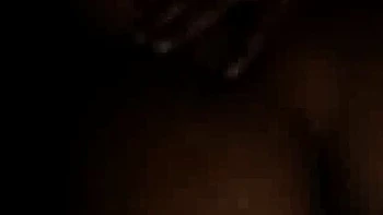 Mature salope baisée violemment en face par un énorme noir