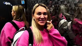 Orgie en avion avec grosses seins, fellations et grosses jouissances